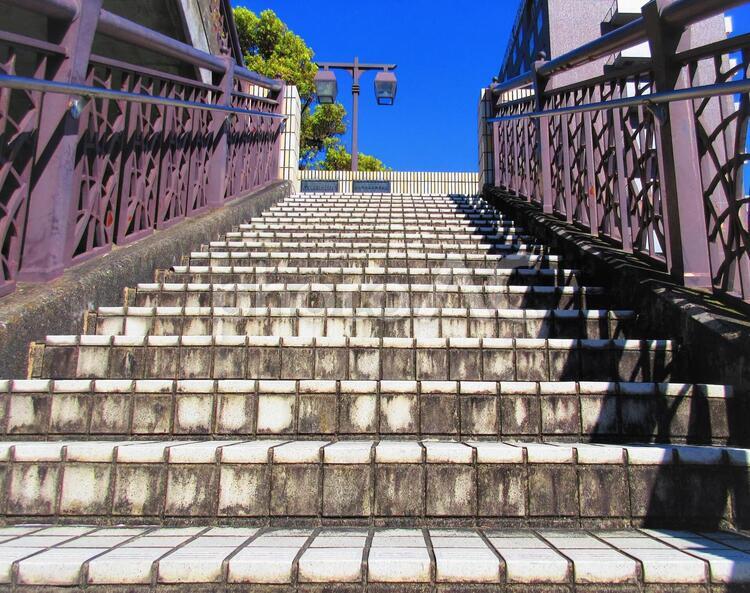歩道橋の階段と青空 歩道橋,階段,歩くの写真素材