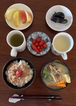 茗荷など野菜の具沢山みそ汁などの朝食 茗荷など野菜の具沢山みそ汁などの朝食 朝食,あきたこまち,納豆の写真素材