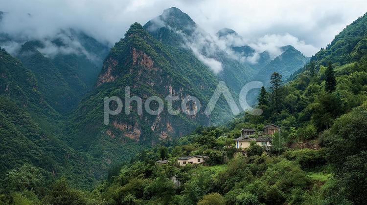 険しい山々と深い谷が織りなす絶景 山,山脈,緑の写真素材