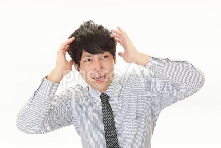 ショックを受ける男性 男性,仕事,困るの写真素材