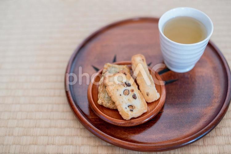 和風畳の上に豆煎餅とお茶 お茶,茶,飲み物の写真素材