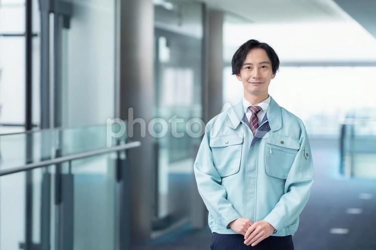 ビルメンテナンスする男性のエンジニア エンジニア,ビルメンテナンス,男性の写真素材