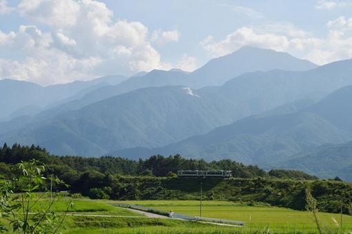 小海線 小海線 小海線,甲斐駒ヶ岳,山の写真素材