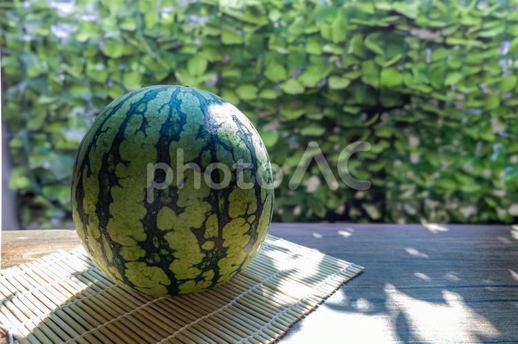 縁側に置いた一玉のスイカ すいか,夏,食べ物の写真素材