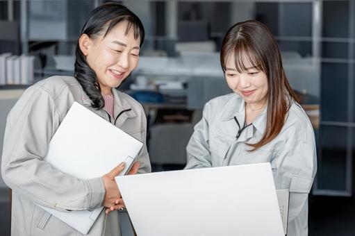 仕事する女性 仕事する女性 女性,二人,笑顔の写真素材