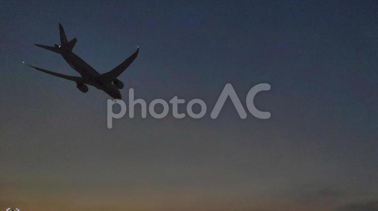 夕暮れの飛行機 飛行機,夕暮れ,空の写真素材