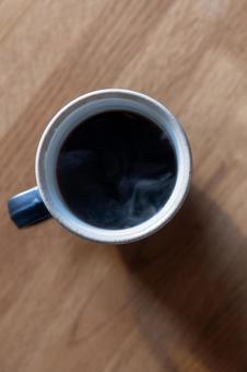 湯気立つ温かいコーヒー｜俯瞰｜縦 コーヒー,ホットコーヒー,マグカップの写真素材