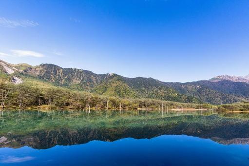 広大な上高地の空と大正池の風景 広大な上高地の空と大正池の風景 上高地,風景,大正池の写真素材
