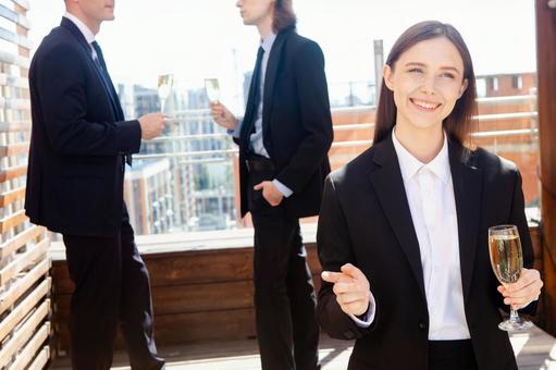 シャンパングラスを待ち笑う女性の写真