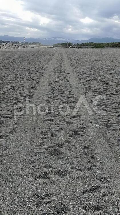 砂浜とタイヤ痕 砂,浜,風景の写真素材