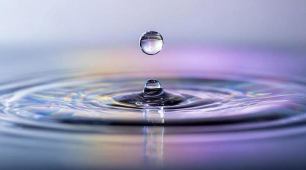 落下するしずくと波紋　幻想的なマクロ世界の写真