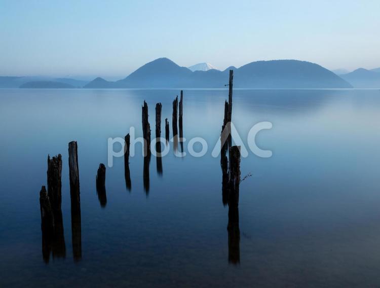 朽ちた桟橋と洞爺湖 アウトドア,モーニング,北海道の写真素材