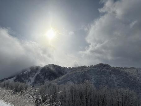 雪山と太陽とリフト 雪山と太陽とリフトの写真