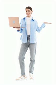 パソコンを持ちポーズする女性 パソコンを持ちポーズする女性の写真