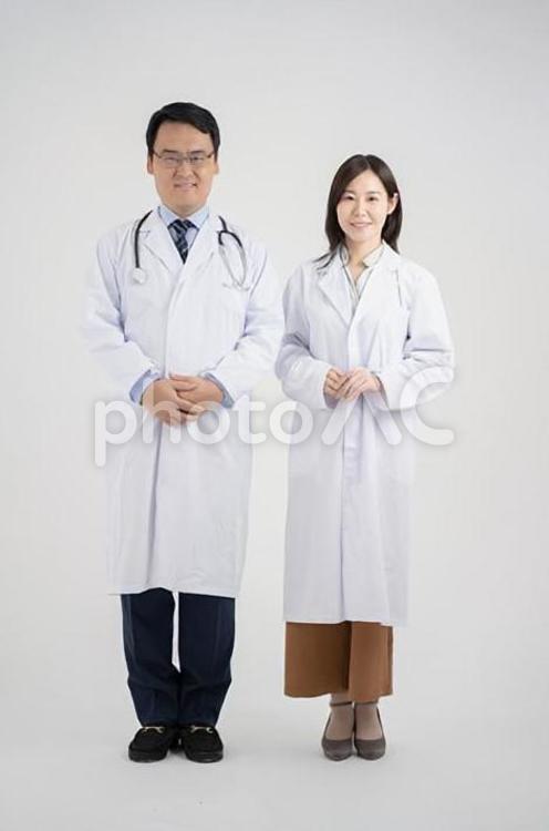 手を前で組む男女の医師・全身白背景 女性,男性,医師の写真素材