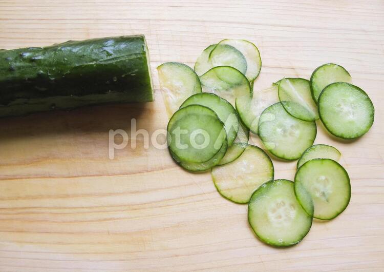 キュウリを薄く切る キュウリ,薄く切る,きゅうりの写真素材