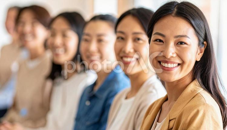 女性自立支援セミナーで講義を受ける女性 笑顔,女性,主婦の写真素材
