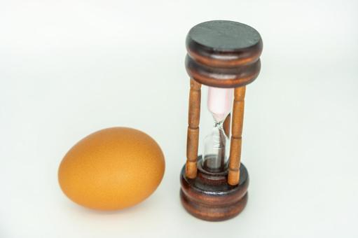 卵と砂時計：時の流れ 卵,砂時計,時間の写真素材