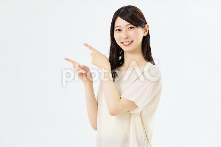 指で差す若い女性　おすすめ　主婦 おすすめ,女性,人差し指の写真素材