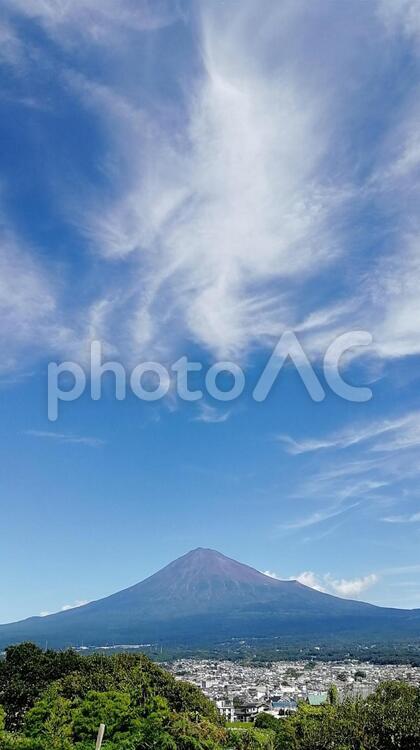 快晴の富士山と街並み 富士山,快晴,秋晴れの写真素材
