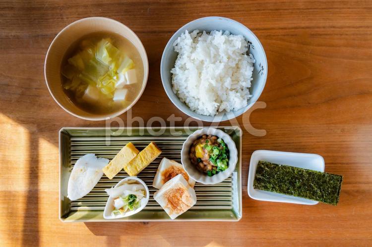朝日差し込む和朝食の食卓 食卓,朝食,和食の写真素材