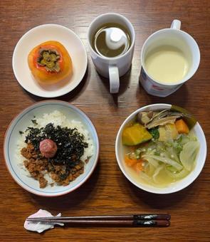 新米ご飯に畑のお肉のカレーそぼろ等の朝食 朝食,あきたこまち,新米ご飯の写真素材