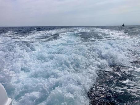 船の水しぶき 船の水しぶきの写真