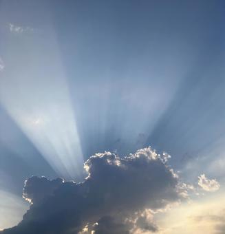 フラッシュ フラッシュ 雲,光,ビームの写真素材
