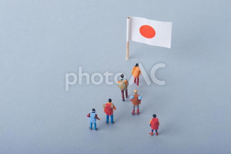 日本の国旗と旅行者のミニチュア かばん,インバウンド,ハイキングの写真素材