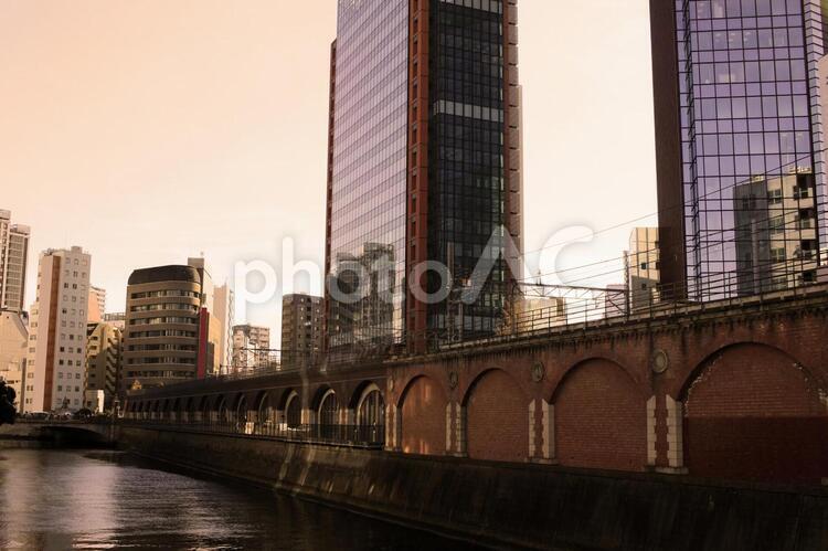 都会を流れる川のイメージ背景 背景,テクスチャ,ビジネスの写真素材