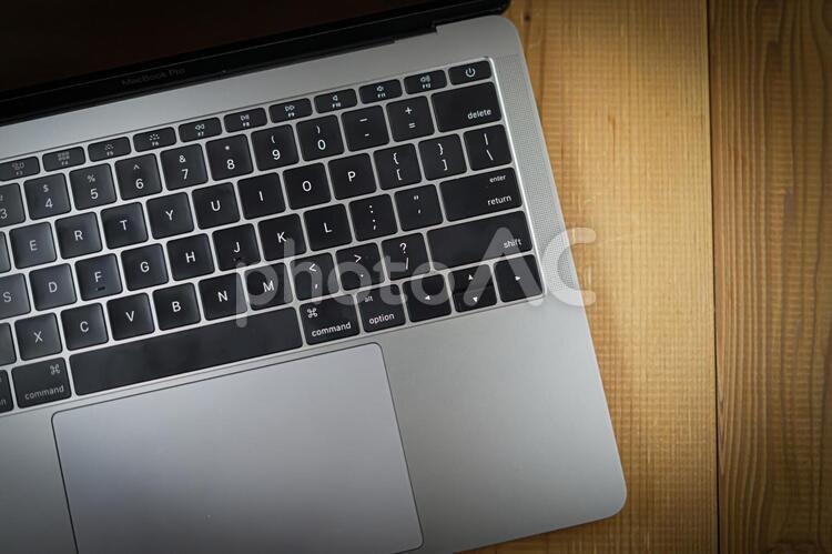 スタイリッシュなノートパソコンのキーボードのイメージ キーボード,ノートパソコン,ビジネスの写真素材
