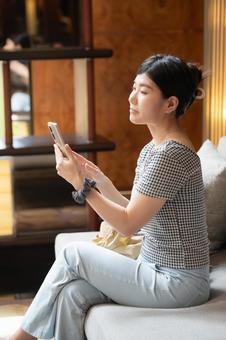 スマートフォンを持つ女性 スマートフォンを持つ女性 女性,スマホ,携帯電話の写真素材