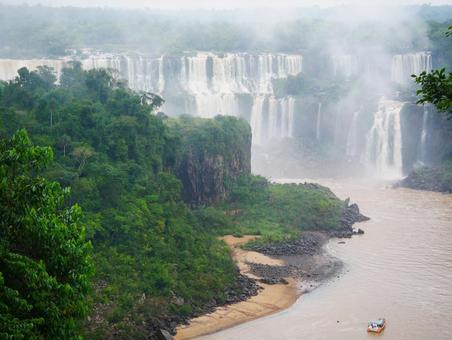 遊覧船とナイアガラの滝 ブラジル,世界遺産,アルゼンチンの写真素材