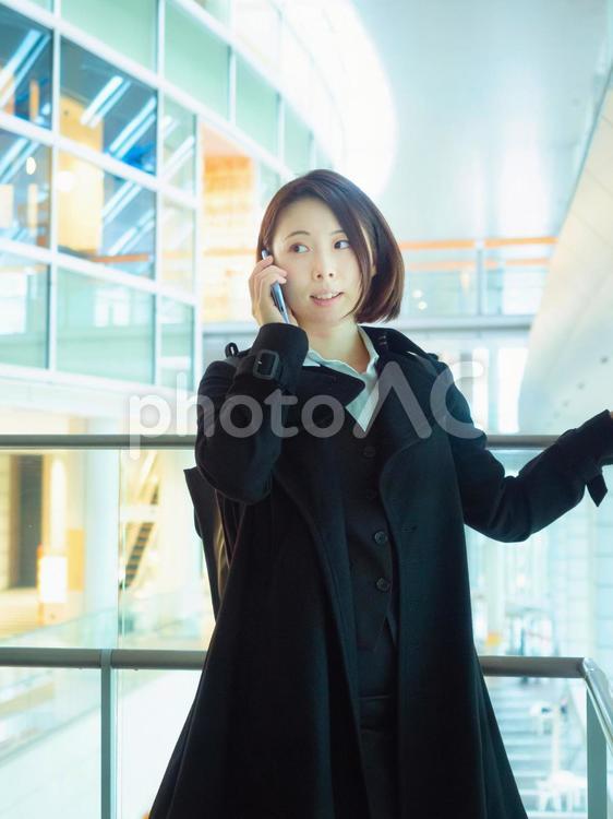 【女性】外回りの仕事をする女性 ol,オフィスレディ,女性の写真素材