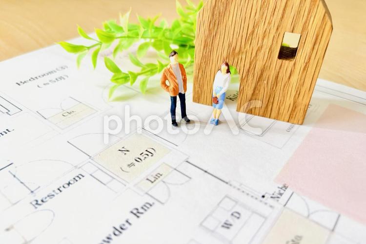 マイホームの間取りを考える夫婦 間取り,図面,物件探しの写真素材