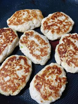 豆腐ハンバーグをフライパンで焼く 豆腐ハンバーグをフライパンで焼くの写真