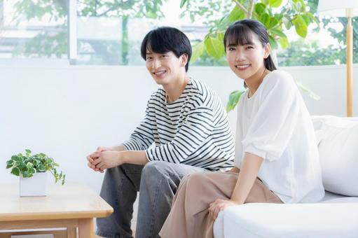 リビングでくつろぐ若いカップル リビングでくつろぐ若いカップル 夫婦,カップル,リビングの写真素材