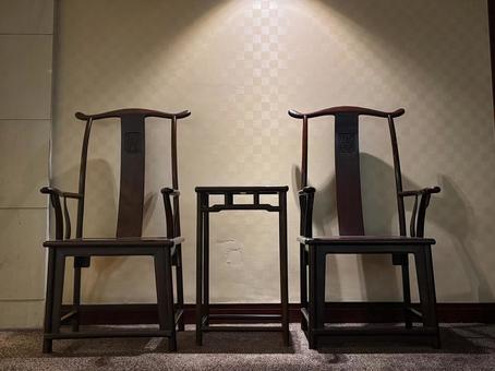 中国風の木製椅子が並ぶ落ち着いた空間 椅子,テーブル,中国家具の写真素材