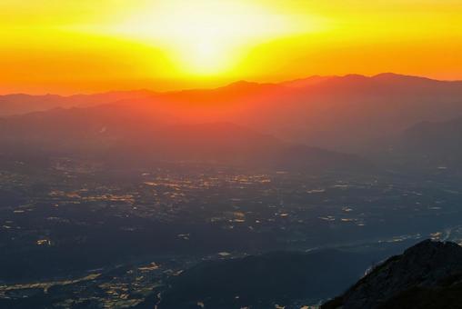 南アルプスの甲斐駒ヶ岳から眺めた朝焼け 南アルプスの甲斐駒ヶ岳から眺めた朝焼けの写真