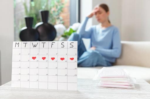月経期間を示すカレンダーと生理痛の女性 生理,月経,女性の写真素材