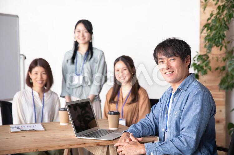 服装自由な会社で働く会社員 ビジネス,クリエイター,ライターの写真素材