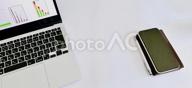 パソコンとスマホ　ビジネスイメージ　経済 ビジネス,チャート,グラフの写真素材