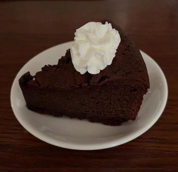 手作りガトーショコラにホイップクリームの写真