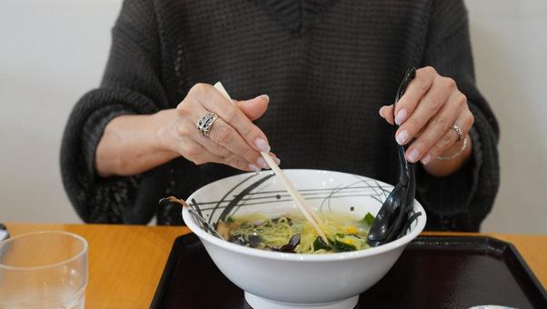 ラーメンを食べる女性 ラーメンを食べる女性 食事中,女性,ラーメンの写真素材