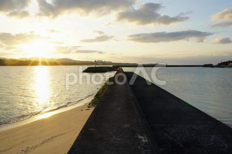 夕暮れの防波堤 砂浜,海,沖縄の写真素材