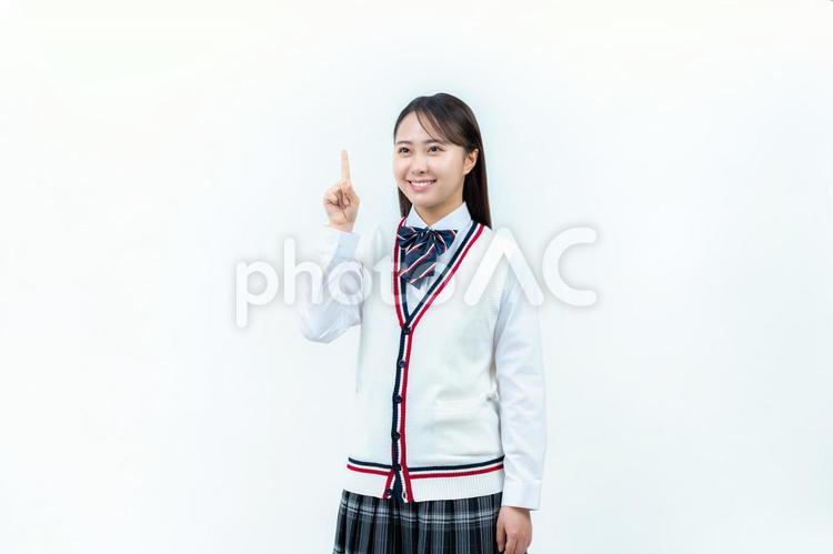 上を指差す学生 女子高生,笑顔,高校生の写真素材