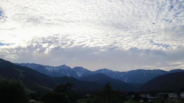 夏の白く輝く雲と白馬三山 夏の白く輝く雲と白馬三山の写真