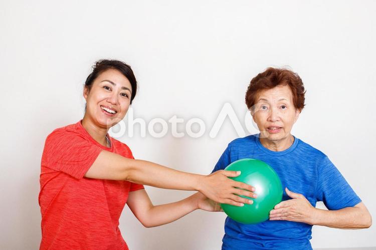 ボールを使って運動する女性 運動,エクササイズ,スポーツの写真素材