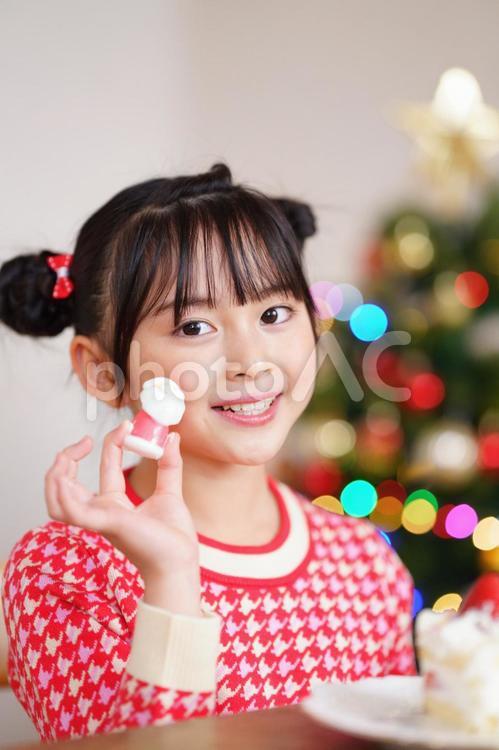 カメラ目線でサンタの砂糖菓子を持つ女の子 女の子,クリスマス,サンタクロースの写真素材