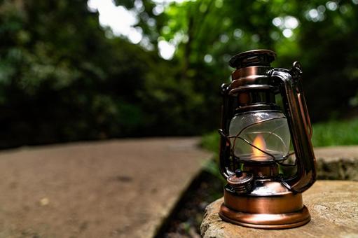森林に置かれたアンティークランタン 森林に置かれたアンティークランタン ランタン,カンテラ,グランピングの写真素材